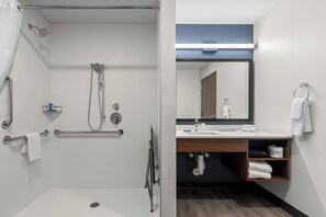 Towels, soap, toilet paper - Everhome Suites Wichita Northeast by Choice Hotels (Wichita)