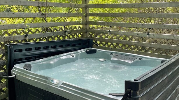 Bañera de hidromasaje al aire libre