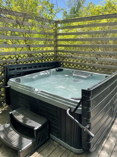 Private Cottage with King Bed. Pet-Friendly!