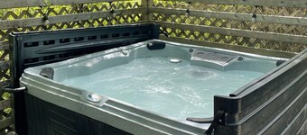 Private Cottage with King Bed. Pet-Friendly!