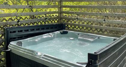 Private Cottage with King Bed. Pet-Friendly!