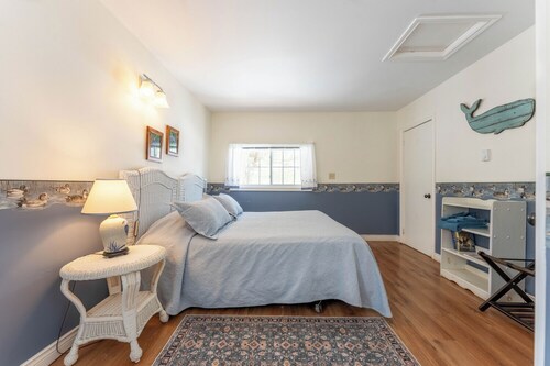 Private Cottage with King Bed. Pet-Friendly!