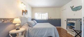 Private Cottage with King Bed. Pet-Friendly!