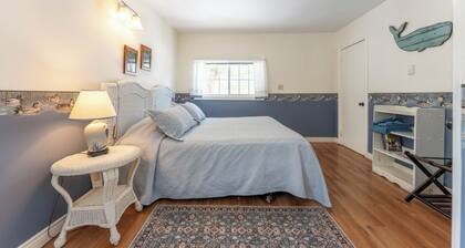 Private Cottage with King Bed. Pet-Friendly!