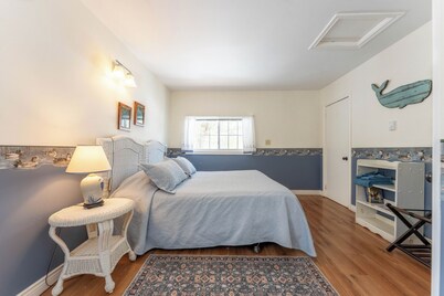 Private Cottage with King Bed. Pet-Friendly!