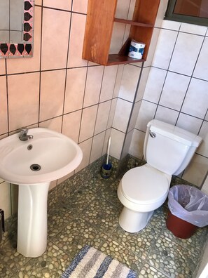 Bathroom - Sandy Toes Hostel (Sámara)