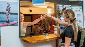 Un espace d’accueil avec une enseigne indiquant « RÉCEPTION » et « INFORMATIONS ».