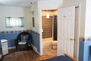 WiFi, bed sheets - Charming Countryside Cabin. Pet-Friendly! (Bocabec)