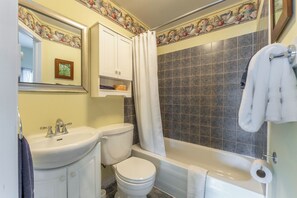 Shower, hair dryer, towels - Charming Countryside Cabin. Pet-Friendly! (Bocabec)