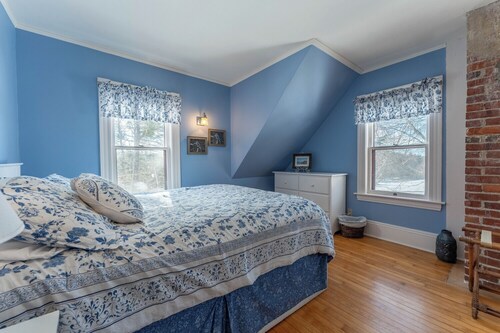 Private 2 Bedroom Home with Fireplace & Fenced Yard