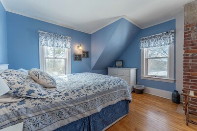 Private 2 Bedroom Home with Fireplace & Fenced Yard