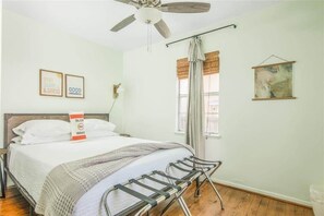 1 bedroom, iron/ironing board, WiFi, bed sheets - Surf Shack • Furry Friends Welcome• 3 Blocks to Beach! (Galveston)