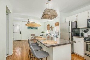 Fridge, microwave, oven, stovetop - Surf Shack • Furry Friends Welcome• 3 Blocks to Beach! (Galveston)