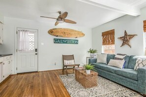 TV - Surf Shack • Furry Friends Welcome• 3 Blocks to Beach! (Galveston)