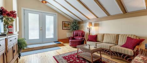 Televisión y chimenea