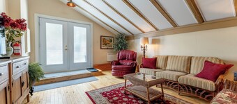 Charming Suite in Carriage House | 2 Bedrooms, Hot Tub, & Fire Pit
