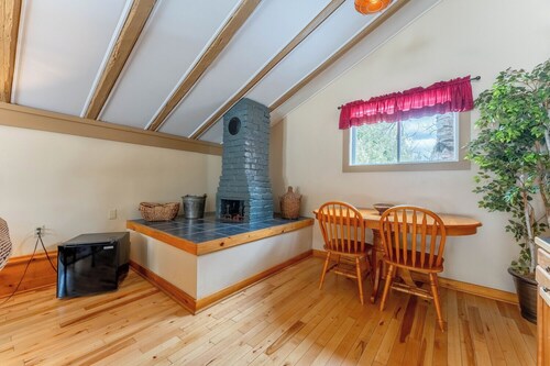 Charming Suite in Carriage House | 2 Bedrooms, Hot Tub, & Fire Pit