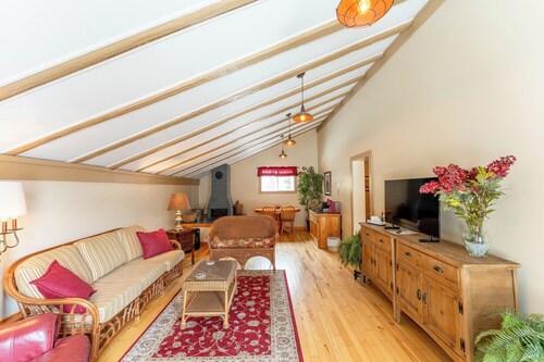 Charming Suite in Carriage House | 2 Bedrooms, Hot Tub, & Fire Pit
