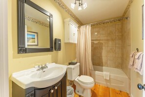 A bathroom with a sink, toilet, and bathtub. - Large Suite in Historic Carriage House! Pet-Friendly! (Bocabec)