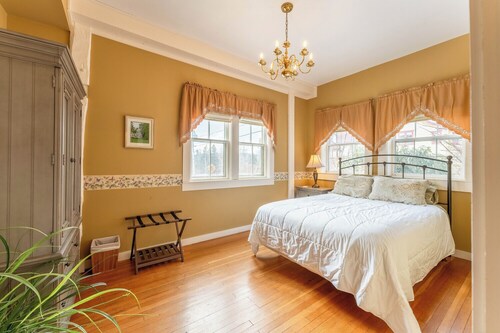 Large Suite in Historic Carriage House! Pet-Friendly!