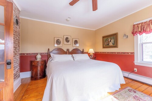 Spacious Garden-View King Suite in 150-Year-Old Manor House