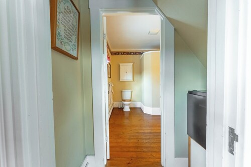 Spacious Garden-View King Suite in 150-Year-Old Manor House