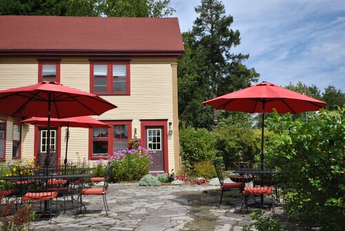 Spacious Garden-View King Suite in 150-Year-Old Manor House
