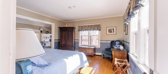 Spacious Garden-View King Suite in 150-Year-Old Manor House