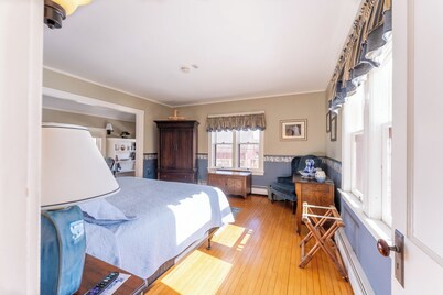 Spacious Garden-View King Suite in 150-Year-Old Manor House