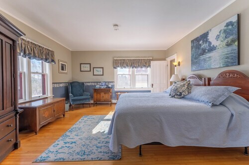 Spacious Garden-View King Suite in 150-Year-Old Manor House