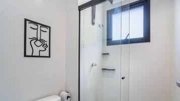 Apartamento básico | Banheiro | Chuveiro