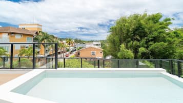 Estudio básico | Piscina | Una piscina al aire libre