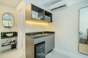 Basic Studio | Bathroom | Shower - Modern Studios 150m From Lagoa da Conceicao - Lsts II (Florianópolis)