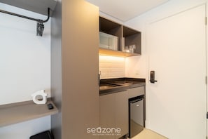 Una cocina moderna equipada con microondas, pileta y lavavajillas.