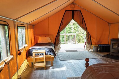 Safari Glamping Tent! Forest Retreat & Hot Tubs!