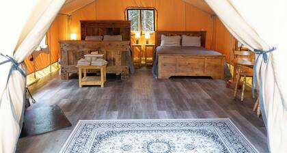 Safari Glamping Tent! Forest Retreat & Hot Tubs!