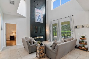Living area - Family Paradise - Theatre + Resort + Pet Friendly (Davenport)
