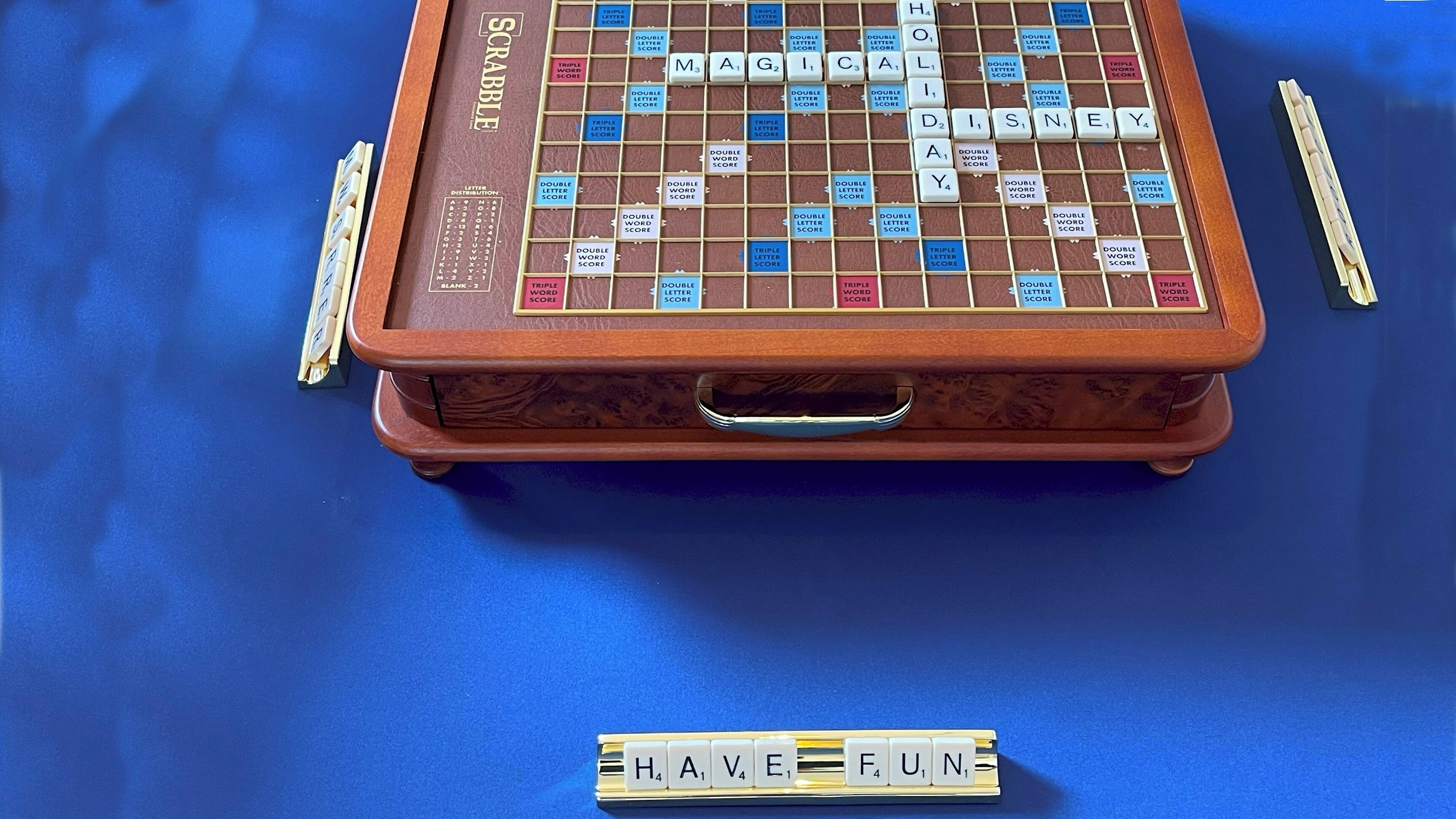 Een Scrabble spel op een blauw oppervlak.
