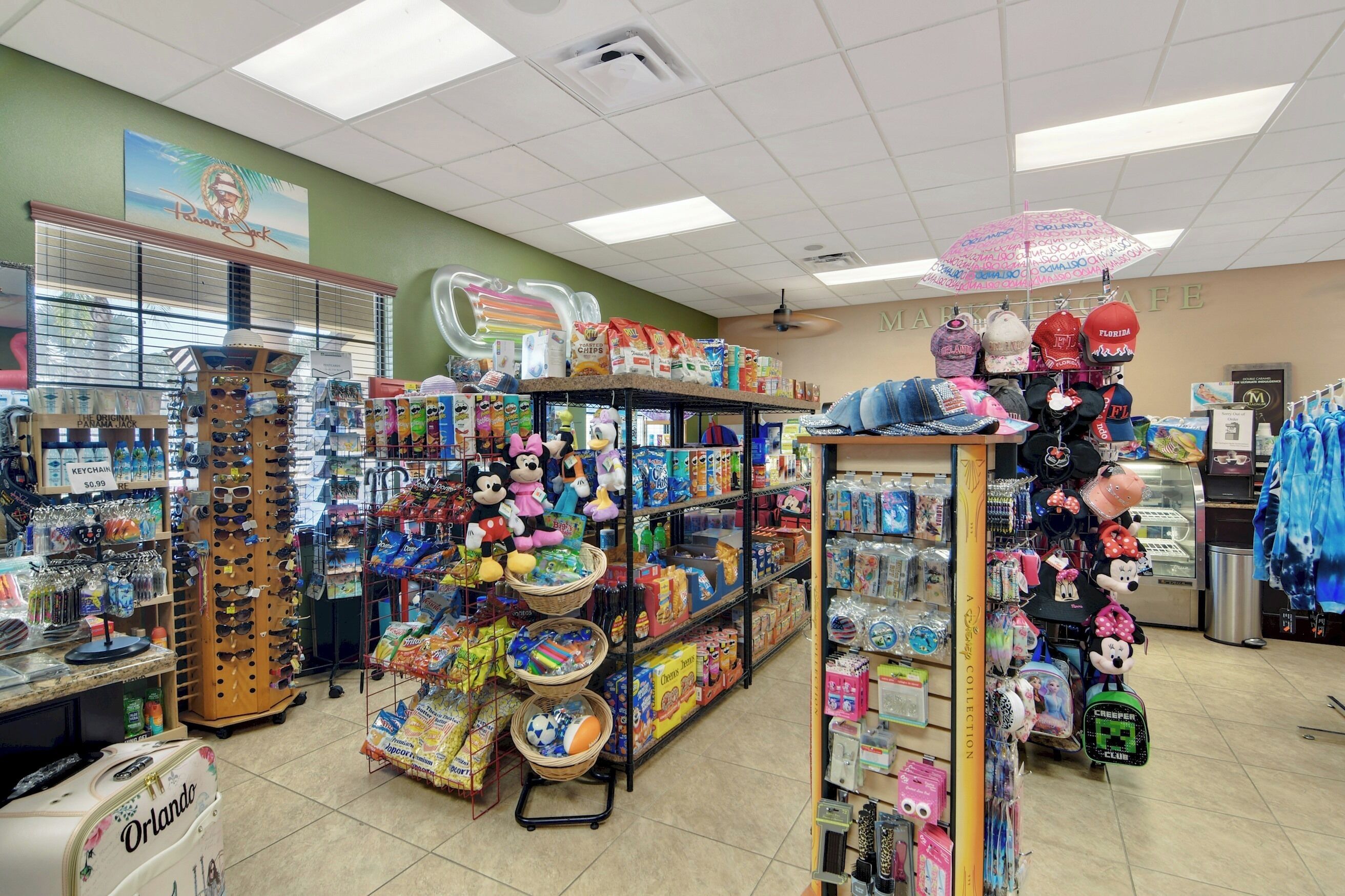 Un magasin avec des étagères remplies de jouets, une caisse enregistreuse et un ventilateur de plafond.