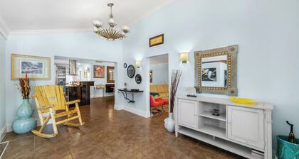 The Farm House - Great Location + Pet Friendly!