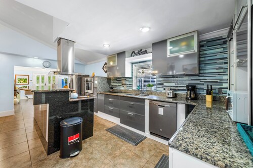 The Farm House - Great Location + Pet Friendly!