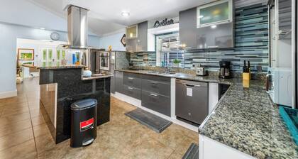 The Farm House - Great Location + Pet Friendly!