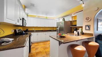House (3 Bedrooms) | Private kitchen | Dishwasher, highchair