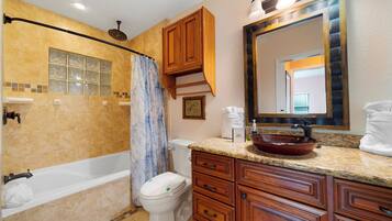 House (3 Bedrooms) | Bathroom | Free toiletries, towels, soap, shampoo