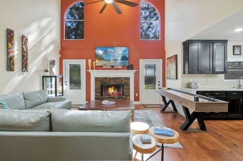 Rustic Hideaway - Great Location + Pet Friendly!