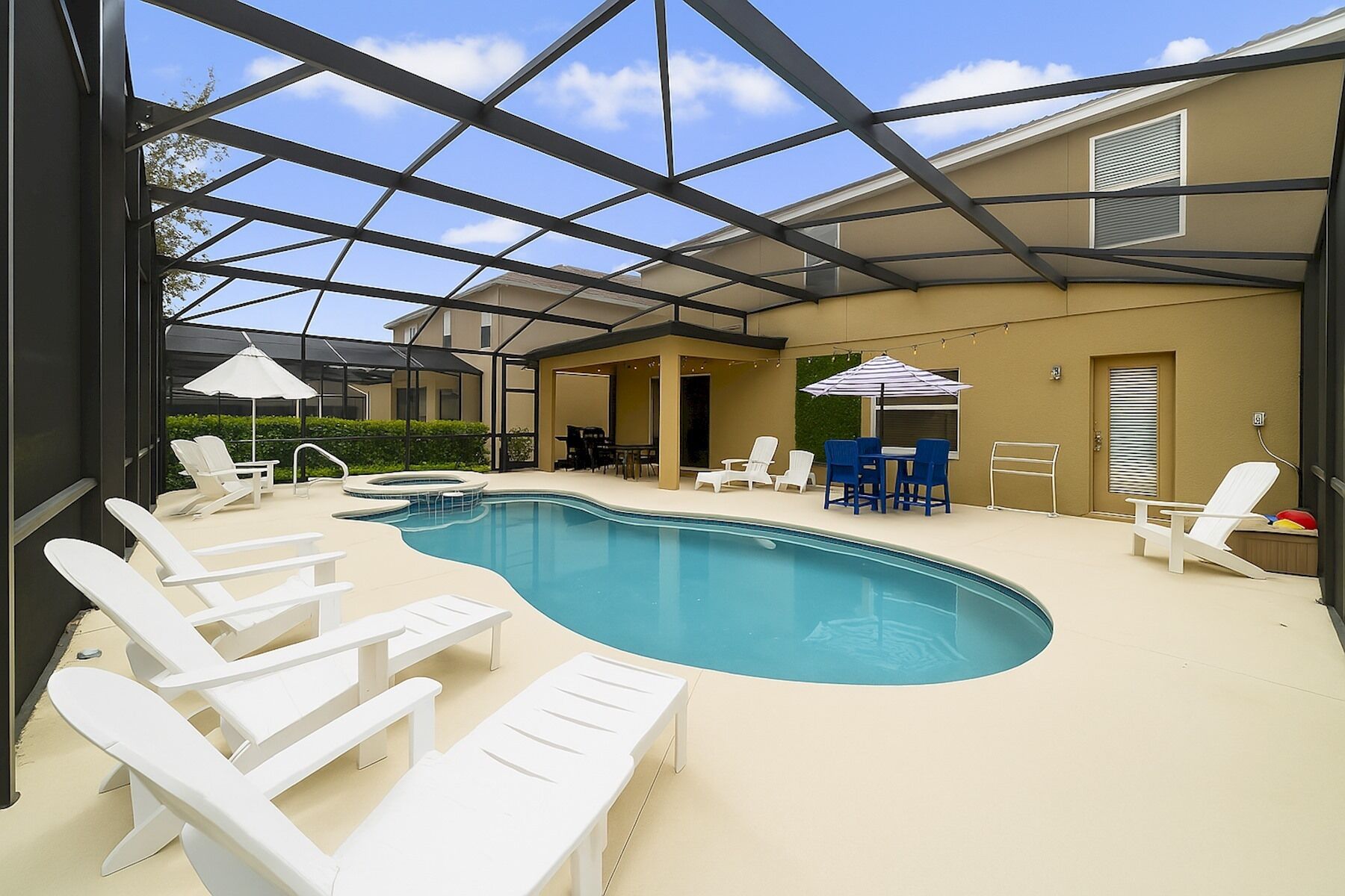 Una piscina al aire libre, sillones reclinables de piscina