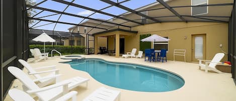 Utomhuspool och solstolar