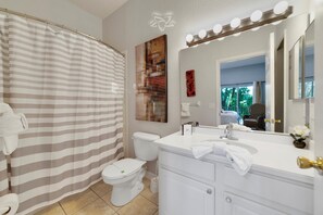 Apartment (3 Bedrooms) | Badezimmer | Handtücher, Seife, Shampoo, Toilettenpapier
