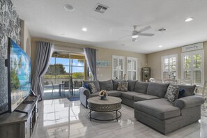 Interior - The Charming Chateau - Luxe - Resort - Location (Davenport)