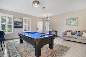 Interior - The Charming Chateau - Luxe - Resort - Location (Davenport)